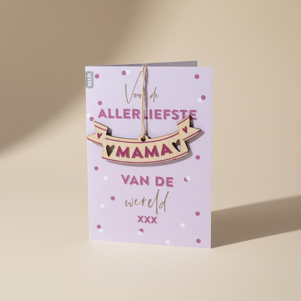 VIB_Wenskaart_Met_houten_Hanger_Allerliefste_Mama_Van_De_Wereld